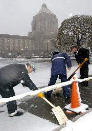 国会議事堂前にも雪が積もり、見学者のために通路を雪かきする姿も見られた